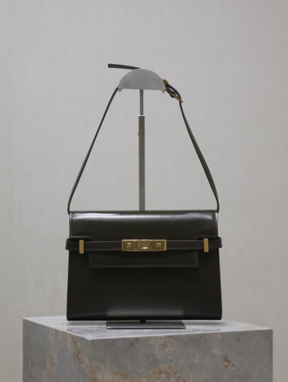 Manhattan_24cm
專櫃同步新款Manhattan法棍包小號24cm全新到貨！最新包型翻蓋曼哈頓法棍包，一改以往經典的logo，取而代之低調簡約的設計風格，它有點像H家的凱莉，很有復古的味道！商務➕休閒兩者結合，總結起來就是百搭！可以手拿，可以單肩或斜挎，一包多用，滿足了商務型女士，又滿足了小女生的休閒！精心挑選的原廠皮、完美的走線、精緻的五金讓整個包包都散髮出高級的味道！
型號：675626
尺寸：24x17.5x6cm