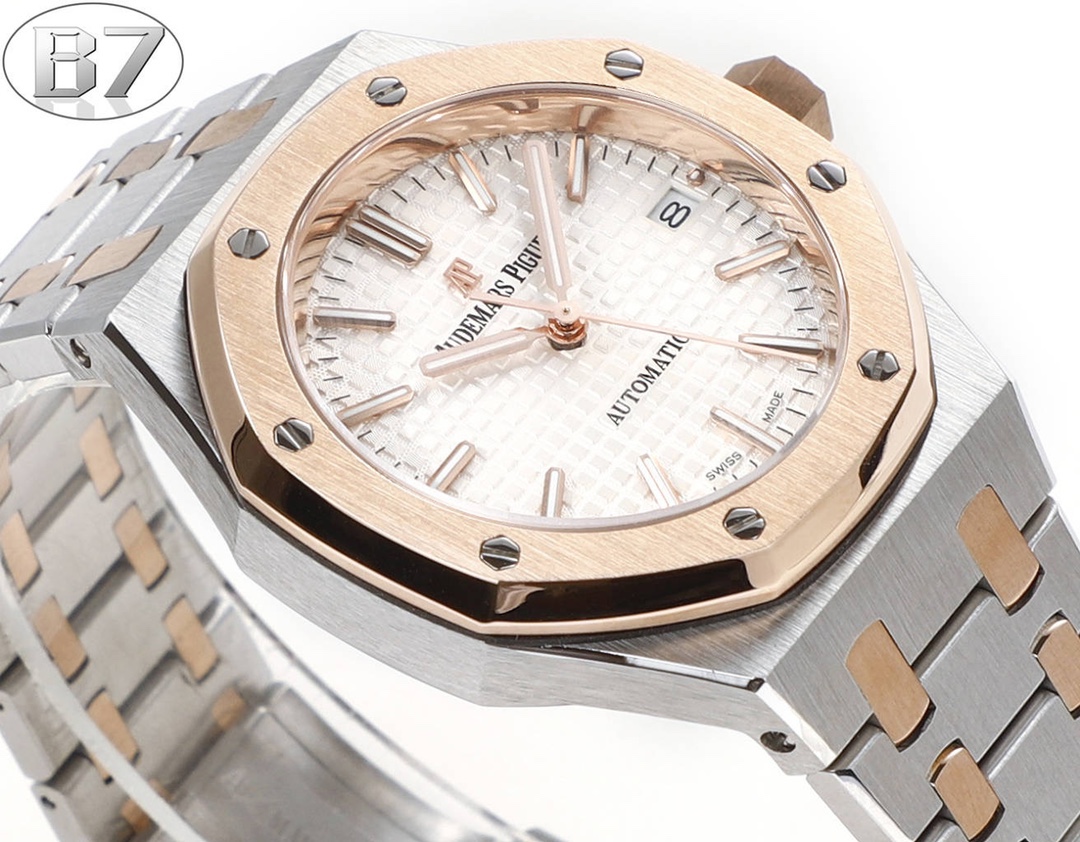 B7  Factory
AP愛彼 女款愛彼皇家橡樹 剔除機芯甲板多餘部分，使之變得更加鏤空——成就鋼表巔峰—— 實力演繹 衛冕“鋼”王！【6大精妙之處】1.正品拆解開模，尺寸為37毫米與正品一致！2.完美還原正品表殼的每一處細節，盡顯正品“稜角分明 堅毅果敢”的陽剛氣質。3.鋼帶的做工無可挑剔，比市面上任何鋼帶表做工均要更上一層樓，鋼帶頭粒和表頭銜接的“緩衝帶”的鬆緊程度與正品一模一樣。4.自動陀的與原裝致敬，是市面唯一做到顏色於原裝一致的版本（市面一般版本均偏紅）其上的ap族徽雕刻獨一無二。