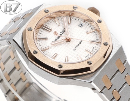 B7  Factory
AP愛彼 女款愛彼皇家橡樹 剔除機芯甲板多餘部分，使之變得更加鏤空——成就鋼表巔峰—— 實力演繹 衛冕“鋼”王！【6大精妙之處】1.正品拆解開模，尺寸為37毫米與正品一致！2.完美還原正品表殼的每一處細節，盡顯正品“稜角分明 堅毅果敢”的陽剛氣質。3.鋼帶的做工無可挑剔，比市面上任何鋼帶表做工均要更上一層樓，鋼帶頭粒和表頭銜接的“緩衝帶”的鬆緊程度與正品一模一樣。4.自動陀的與原裝致敬，是市面唯一做到顏色於原裝一致的版本（市面一般版本均偏紅）其上的ap族徽雕刻獨一無二。