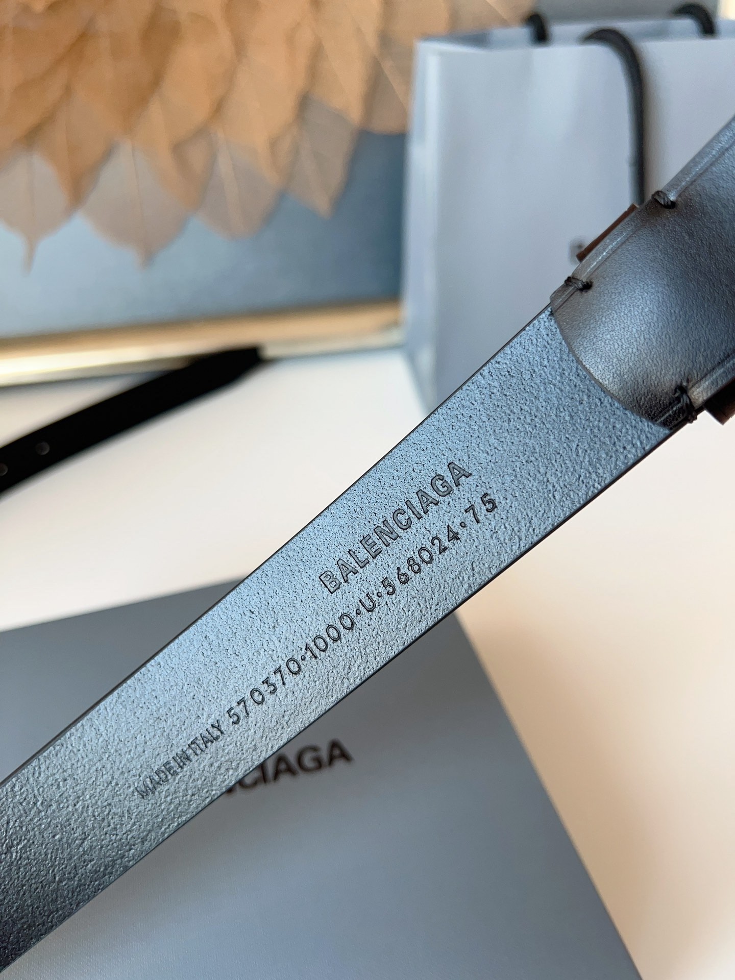 巴黎世家（Balenciaga）寬度3.0cm 是法國的奢侈品牌，作為時尚界最具影響力品牌之一的地位。設計師源於：都市時尚潮流獨特的設計風格，採用進口小牛皮製作；搭配純銅復古五金，使其更具魅力。值得擁有的百搭精品！