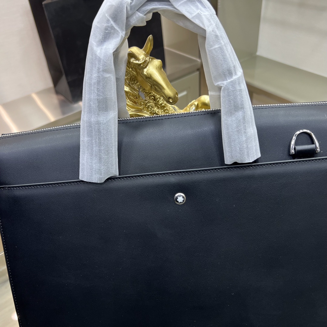 Montblanc International（萬寶龍）🔥萬寶龍新款男士定型公文包，採用進口頭層定型牛皮製作，搭配頂級五金配件，帶密碼鎖，在公文包系列中實屬佼佼者。商務人士與潮流達人皆適用的款式。[色]喜歡的速度下單✅
型號：1161-1
尺寸：39-29-10
顏色：黑色、啡色