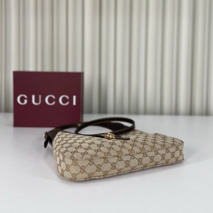 Gucci by Demna新系列，把Gucci的復古奢華玩出了新高度，新品的每一處細節都透著設計師的巧思，經典元素被重新演繹後更具辨識度，從日常腋下包到晚宴流蘇包，風格跨度大卻又統一得很高級。款號863136杏棕，尺寸28X19X4.5