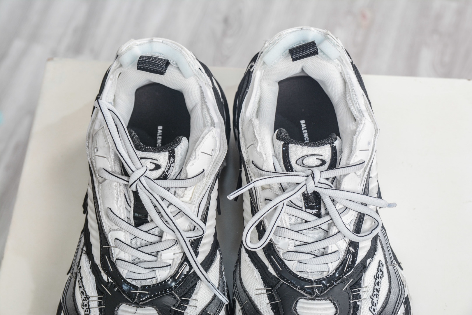 Balenciaga 巴黎世家 訂書釘 23代 Soleless 圓頭系帶 低幫 黑白色
貨號：841506 WOYX0 1910
尺碼： 39 40 41 42 43 44