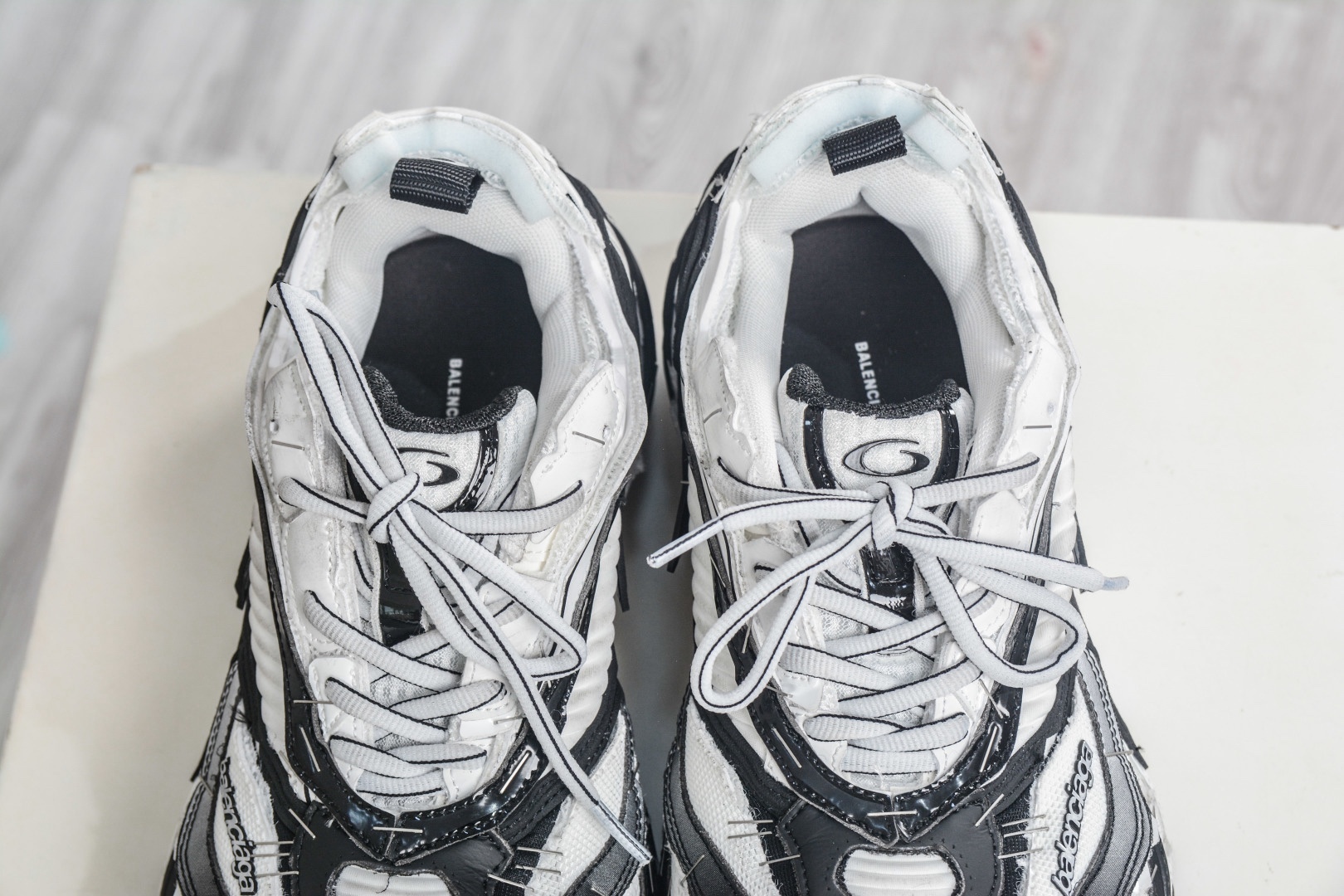 Balenciaga 巴黎世家 訂書釘 23代 Soleless 圓頭系帶 低幫 黑白色
貨號：841506 WOYX0 1910
尺碼： 39 40 41 42 43 44