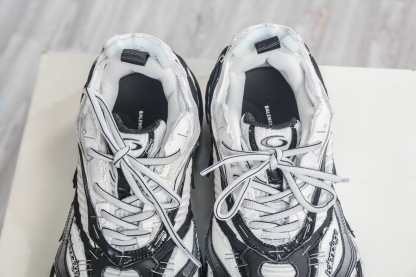Balenciaga 巴黎世家 訂書釘 23代 Soleless 圓頭系帶 低幫 黑白色
貨號：841506 WOYX0 1910
尺碼： 39 40 41 42 43 44
