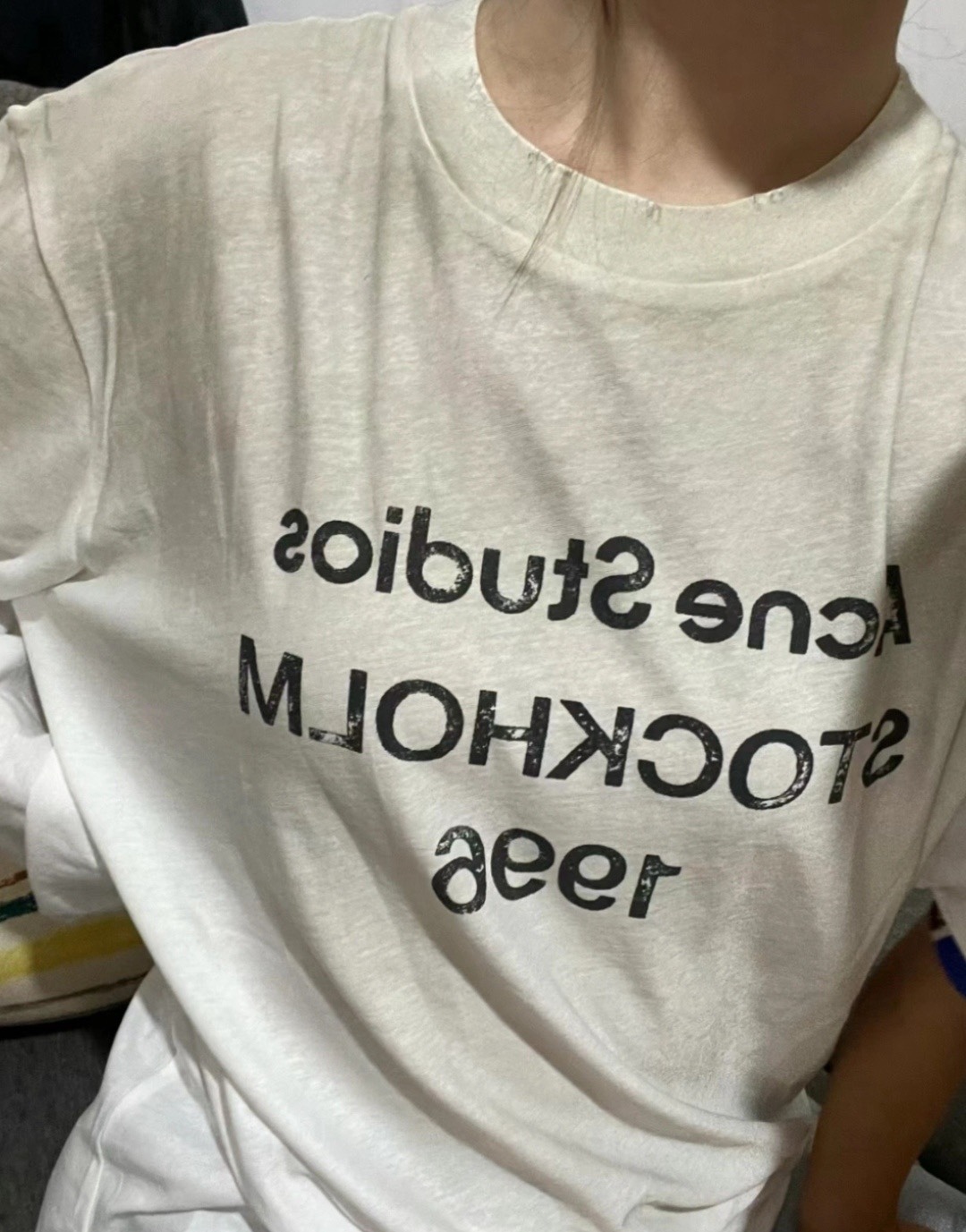 🔝Acne Studios 26SS 1996字母印花短袖T恤
面料是定制定染的32支220g原版雙紗棉，胚布經過高盂環保染色，裁大貨前還要進行高溫環縮水，降低縮水率的同時使得手感更柔軟舒適，印花方面必須五層膠漿，第一遍必須為進口打底漿，填平布料上極為細小的線洞，再由高溫床烤乾再劇頗色，採用油墨因熱平網印花，一共刷五層，每一層間隔為時間為30分鐘，才能保證出來的成品保持原版的質感，全套開發輔料
尺碼：S-XL