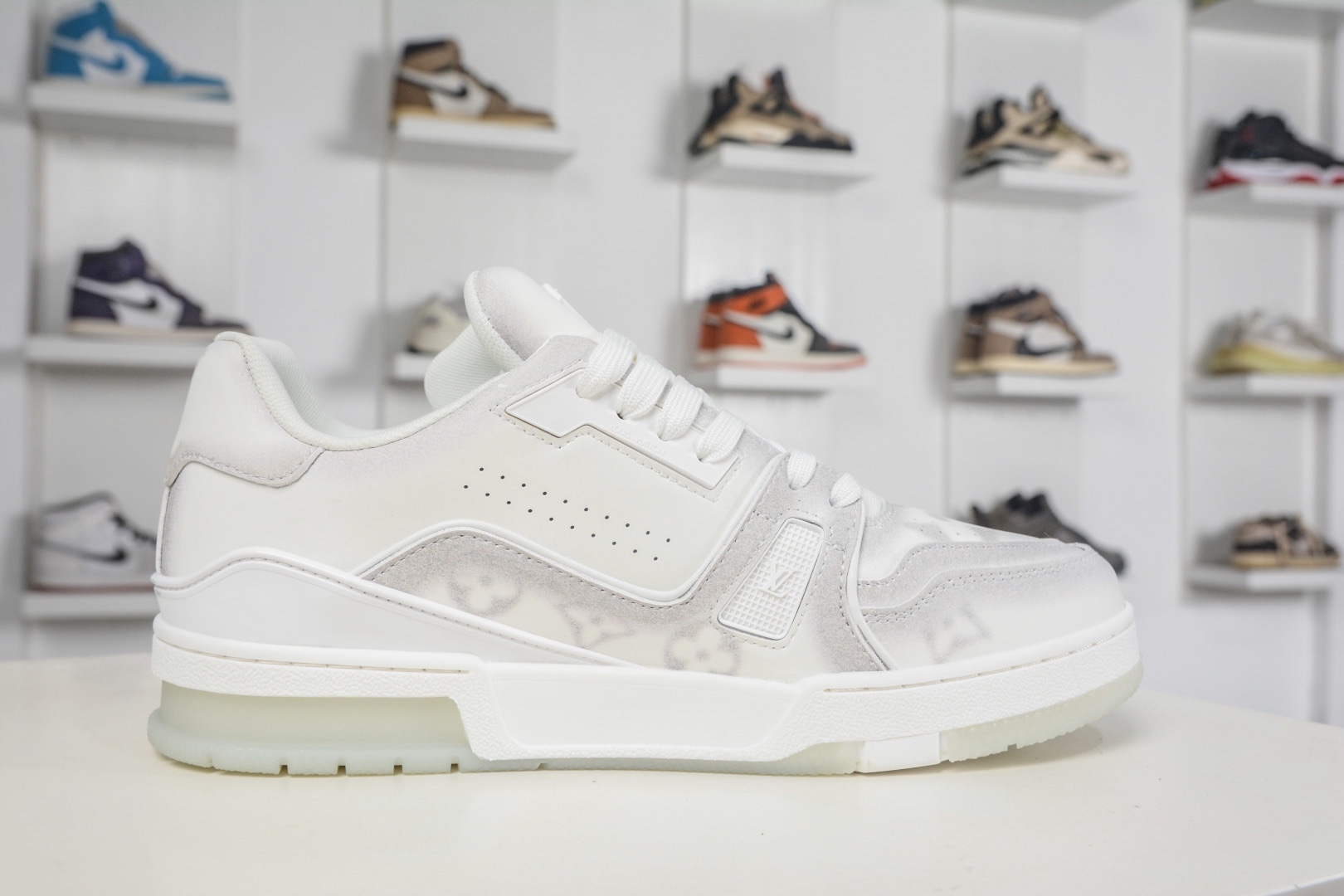 Louis Vuitton Trainer 系列板鞋 
Size：36 37 38 39 40 41 42 43 44 45 (偏大一碼）