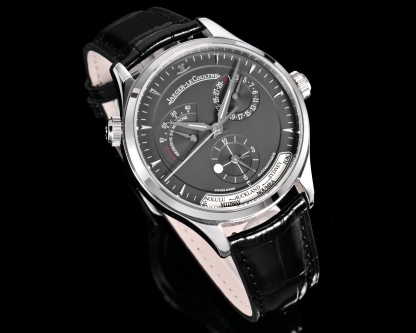 Factory出品
【市場最高版本】JL積家 各路大咖都叫它大醜 其實賦予的是極高贊美 論品味與外觀 在鐘錶界有著舉足輕重的地位 戴出去怎麼都是長臉 各種彰顯品味 Master 地理學家大師系列 Q1428421 復刻版全新升級 多功能腕表 升級Cal.939A機芯 打磨效果更近原裝 升級軸 自動陀為玫金邊 字面紋路清晰 功能：日期顯示 雙時區 動力儲備顯示 316L精鋼  直徑42mm  原裝折疊扣！V+ Factory匠心之作 值得你擁有！