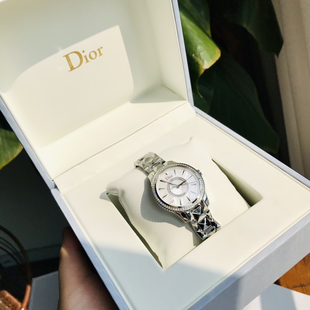 迪奧DIOR VIII系列腕表，承襲了迪奧手錶一貫的精神，將創新融入於華麗時尚的質感。以珠寶設計概念，融入最簡潔的設計，充滿清新氣質與現代氣息、幻化成一隻只永恆的經典。引入了新鮮色彩和全新元素，徬佛一件珍貴的織品，將經典與華麗交錯其中。卓越工藝精緻打磨將精鋼錶帶做鑽石💎切割形狀，舉手之間將光芒服貼於手腕上，猶如一款顯露時間的手煉。表圈鑲嵌Vs1.2天然鑽石67顆，顆顆閃耀，另外字面還鑲嵌了34顆Vs1.0天然真鑽，總數超百顆，史上最奢華，Gtc權威認證，聯網可查，白色珍珠母貝錶盤，鑽石菱點鑲貼時標，