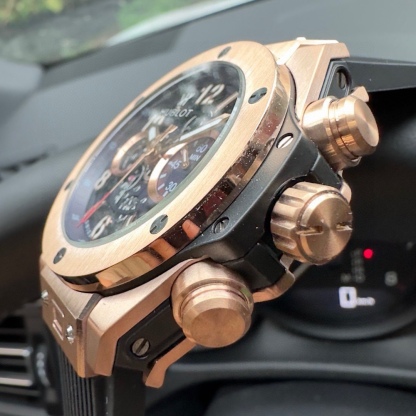 恆寶 Hublot精品男士腕表，勁爆鏤空設計，技藝精湛，獨具匠心，尊貴大氣，紳士風範。採用全自動機械機芯，頂級316精鋼表殼，天然橡膠錶帶，礦物質超強鏡面，尺寸43*13