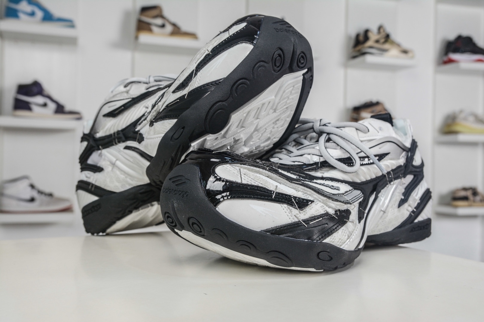 Balenciaga 巴黎世家 訂書釘 23代 Soleless 圓頭系帶 低幫 黑白色
貨號：841506 WOYX0 1910
尺碼： 39 40 41 42 43 44