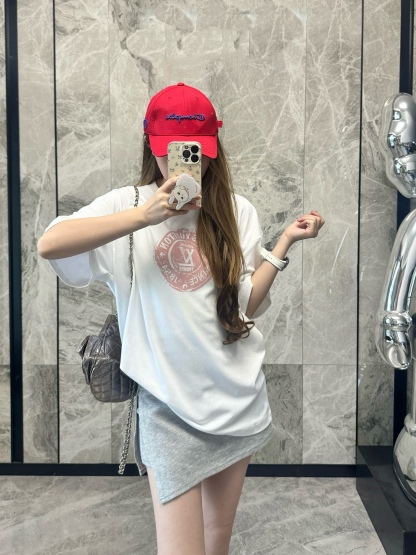Louis Vuitton/路易威登 25ss 印章logo印花短袖
本款T恤以柔軟透氣的棉質針織裁出休閒廓形。胸前印章點綴多樣路易經典元素，涵蓋品牌創始年份，歌頌品牌的旅行與制箱傳承。

面料紗線支數為60支，屬於高支棉紗紗線細膩柔軟。單股結構使面料更輕盈透氣，雙面針織工藝，正反面紋理一致，面料結構緊密，彈性較好不易卷邊，觸感細膩適合貼身穿著。

TPU光油印花工藝，這是一種結合功能性材料與視覺效果的先進印花技術，尤其適用於提升面料的高端質感。印花用於增加光澤、立體感和特殊觸感，用於設計獨特