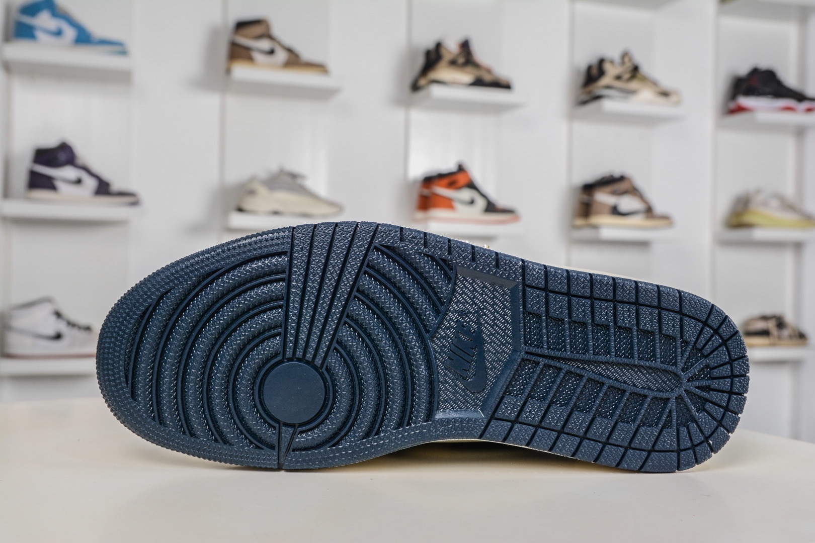 The North Face x Supreme x Travis Scott x Air Jordan 1 Low喬丹1代低幫倒鈎北面Sup馬年限定聯名-白深藍  定制配色 
貨號:DM7866 125
SIZE：36 36.5 37.5 38 38.5 39 40 40.5 41 42 42.5 43 44 44.5 45