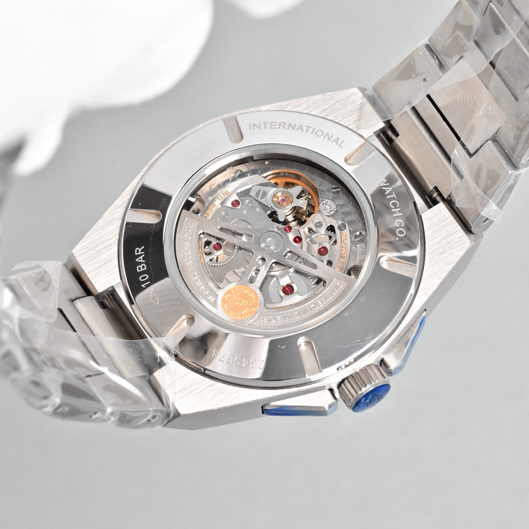 KR新品  萬國工程師系列萬年曆腕表，復刻界最複雜的腕表，所有功能同步原裝，所有功能調節通過把頭控制.
1⃣️【功能介紹】3點鐘位置顯示日曆，9點鐘位置顯示星期，6點鐘月份月相指針顯示。

2⃣️【做工精細】外殼採用原版同樣的三件套結構，中間拉絲，上下殼為拋光，鏡面採用高成本的鍋蓋形藍寶石，使其質感提升。

3⃣️【機芯性能】尺寸41.6mm,機芯採用天津機芯改82600，高效穩定，動力時間長達72小時以上，進行加裝複雜的萬年曆模塊，而且同步所有功能實現同步原裝通過把頭調節。

