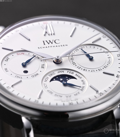 🔥颜值巅峰  倾情演绎🔥
IWC旗下最耀眼的明星，万年一瞬，品鉴IWC万国柏涛菲诺万年历腕表！
1⃣️ 【机芯】采用3836-2型自制机芯，其机芯运转稳定，月相处更是1:1还原正品，在光线下月相中的星星太阳更是明亮发光，走时精准，几乎零返修！
2️⃣【表壳】正品开模，1:1完美还原！腕表尺寸40mm，整个表壳采用独家研发的CNC精磨工艺，与原装工艺效果如出一辙！
3️⃣【表盘】表盘12刻度细节精益求精，1:1还原镀银表盘，9位更是1:1还原闰年设计，采用双面防反光拱形镀膜镜面，使其整体表盘质感更佳