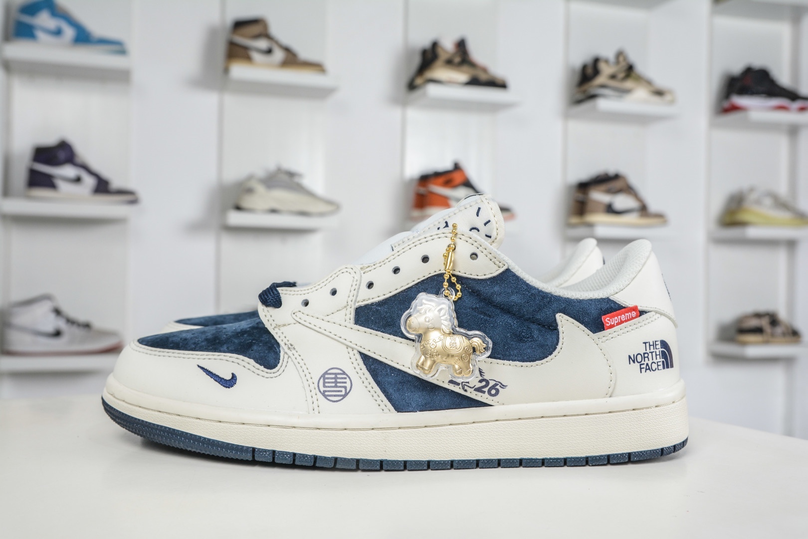 The North Face x Supreme x Travis Scott x Air Jordan 1 Low喬丹1代低幫倒鈎北面Sup馬年限定聯名-白深藍  定制配色 
貨號:DM7866 125
SIZE：36 36.5 37.5 38 38.5 39 40 40.5 41 42 42.5 43 44 44.5 45