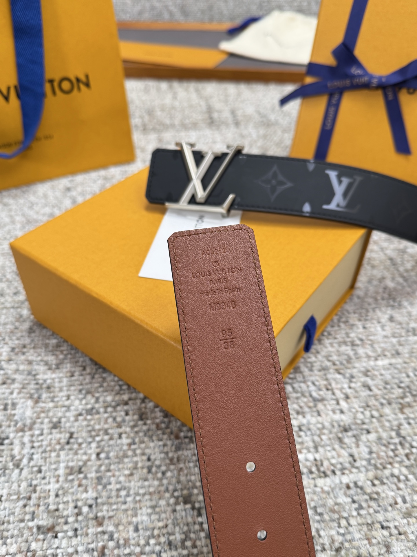 
Louis Vuitton LV腰带 丝印系列 原厂五金 精致手工绘边 柔软舒适 宽4.0