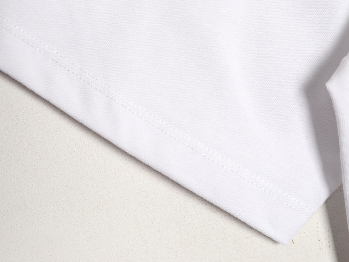 🔝LOEWE X LOUIS WAIN 羅意威 貓咪刺繡短袖T恤
定制緞光精密超柔錦棉，採用進口機刺繡工藝，精度高，線條流暢而細膩，面料都經過澆洗，手感質感更佳，不易變形，不易縮水，不易褪色，寬松版型
B Size：S-XL