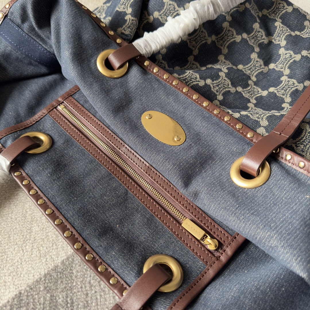 Celine2024最新款中古系列巴塞羅那 極其輕巧方便 
非常適合這個季節 牛仔風有什麼理由拒絕!
牛仔系列 Celine!
凱旋門的tote想必沒有人能抗拒得了
牛仔拼棕色肩帶就很妙配色太搭
包邊有鉚釘裝飾很vintage Celine
美麗的tote選手
#人人都愛腋下包
尺寸48×37
款號：101272