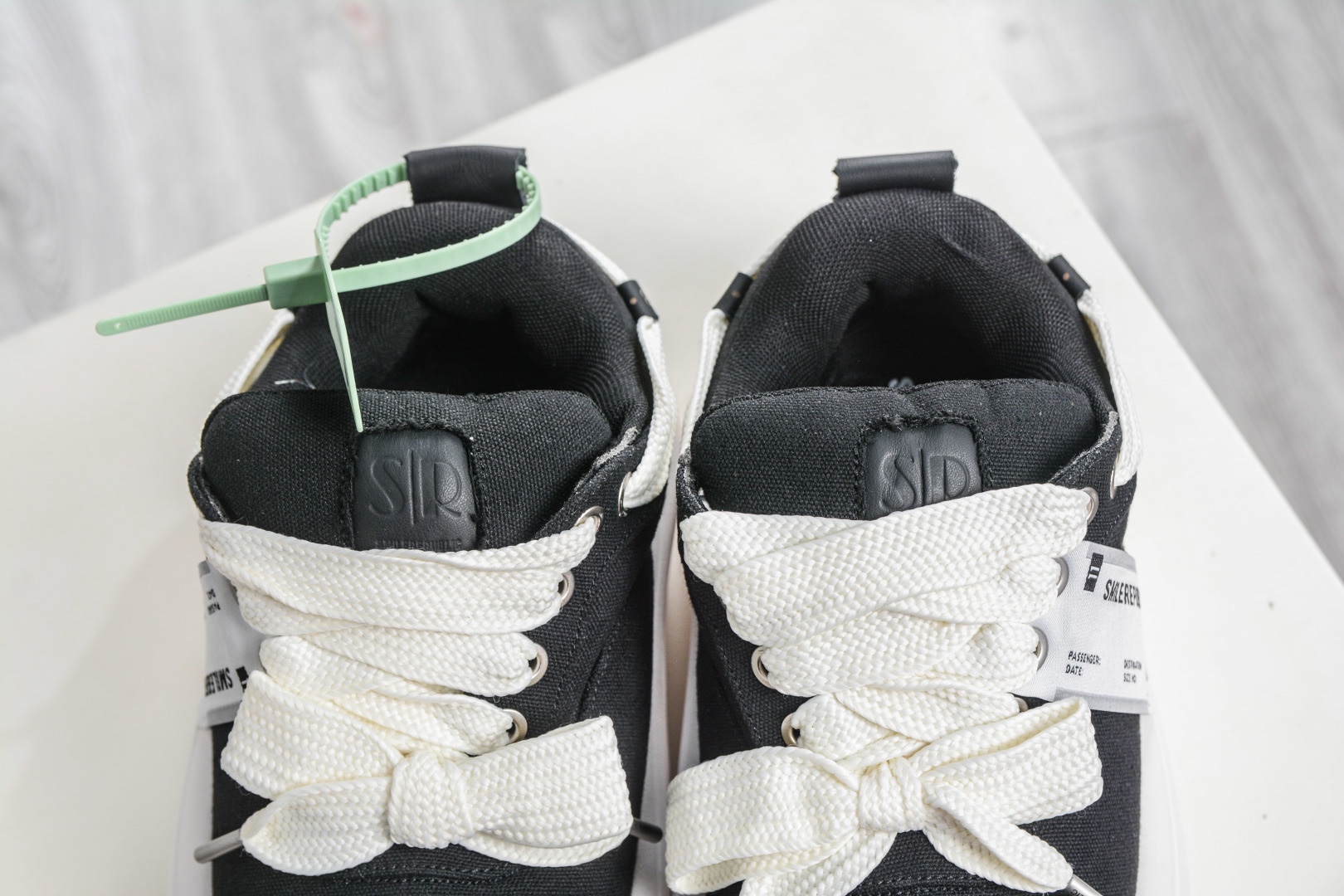 𝐒𝐦𝐢𝐥𝐞𝐫𝐞𝐩𝐮𝐛𝐥𝐢𝐜 SMI 開口笑麵包鞋系列 軟fufu的帆布鞋面透氣不悶腳，暴走一天也不累。5cm的雲朵厚底，悄悄拉長腿部線條，小個子秒變九頭身比例，視覺增高又完全不笨重。
尺碼：35 36 37 38 39 40 41 42 43 44