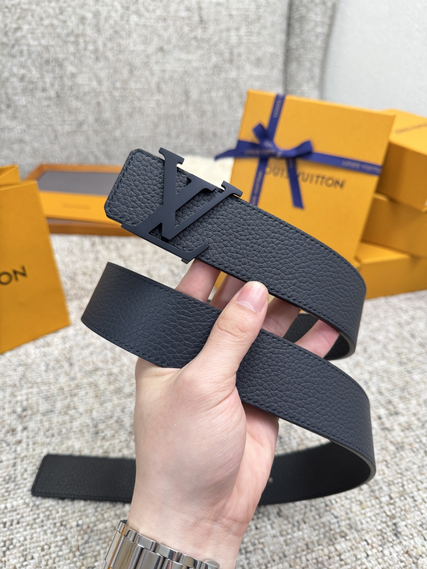 
Louis Vuitton LV腰带 荔枝纹皮底系列 原厂五金 精致手工绘边 柔软舒适 宽4.0