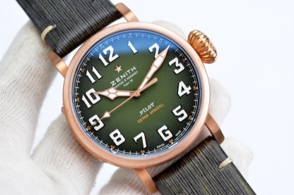 XF 真力時新品爆款：
卡其綠“青銅大飛”
1，全新殼套，升級進口材料，不，並且用特殊工藝處理不會再出現髒斑比復古感十足。
2，全新貼近軍事風格的粒面“卡其綠”錶盤。
3，具有真力時標誌性設計的“洋蔥大把頭”
青銅材質，歲月變遷，賦予你獨特的個性。