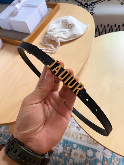 迪奧 女款腰帶，寬：1.5cm ，帶身雙面採用原版皮製作，與包包同系列 配仿古銅金屬扣頭，時尚俏皮，女神必備