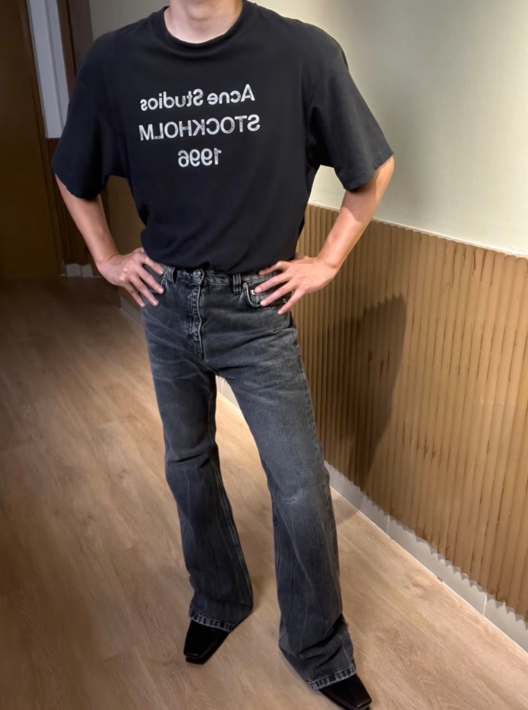 🔝Acne Studios 26SS 1996字母印花短袖T恤
面料是定制定染的32支220g原版雙紗棉，胚布經過高盂環保染色，裁大貨前還要進行高溫環縮水，降低縮水率的同時使得手感更柔軟舒適，印花方面必須五層膠漿，第一遍必須為進口打底漿，填平布料上極為細小的線洞，再由高溫床烤乾再劇頗色，採用油墨因熱平網印花，一共刷五層，每一層間隔為時間為30分鐘，才能保證出來的成品保持原版的質感，全套開發輔料
尺碼：S-XL