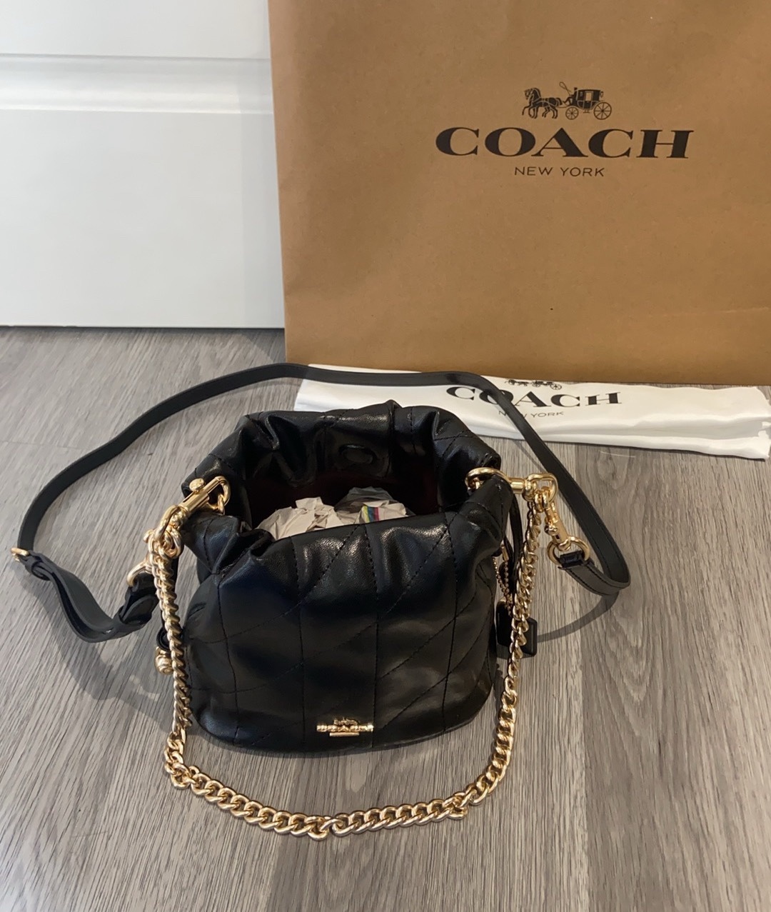 新品 CDB69迷你Faye雲朵包太精緻了 新款迷你Faye雲朵包太精緻太可愛了黑色小羊皮絎縫設計妥妥的風搭配這個冬天不失美麗 
尺寸16-17-13