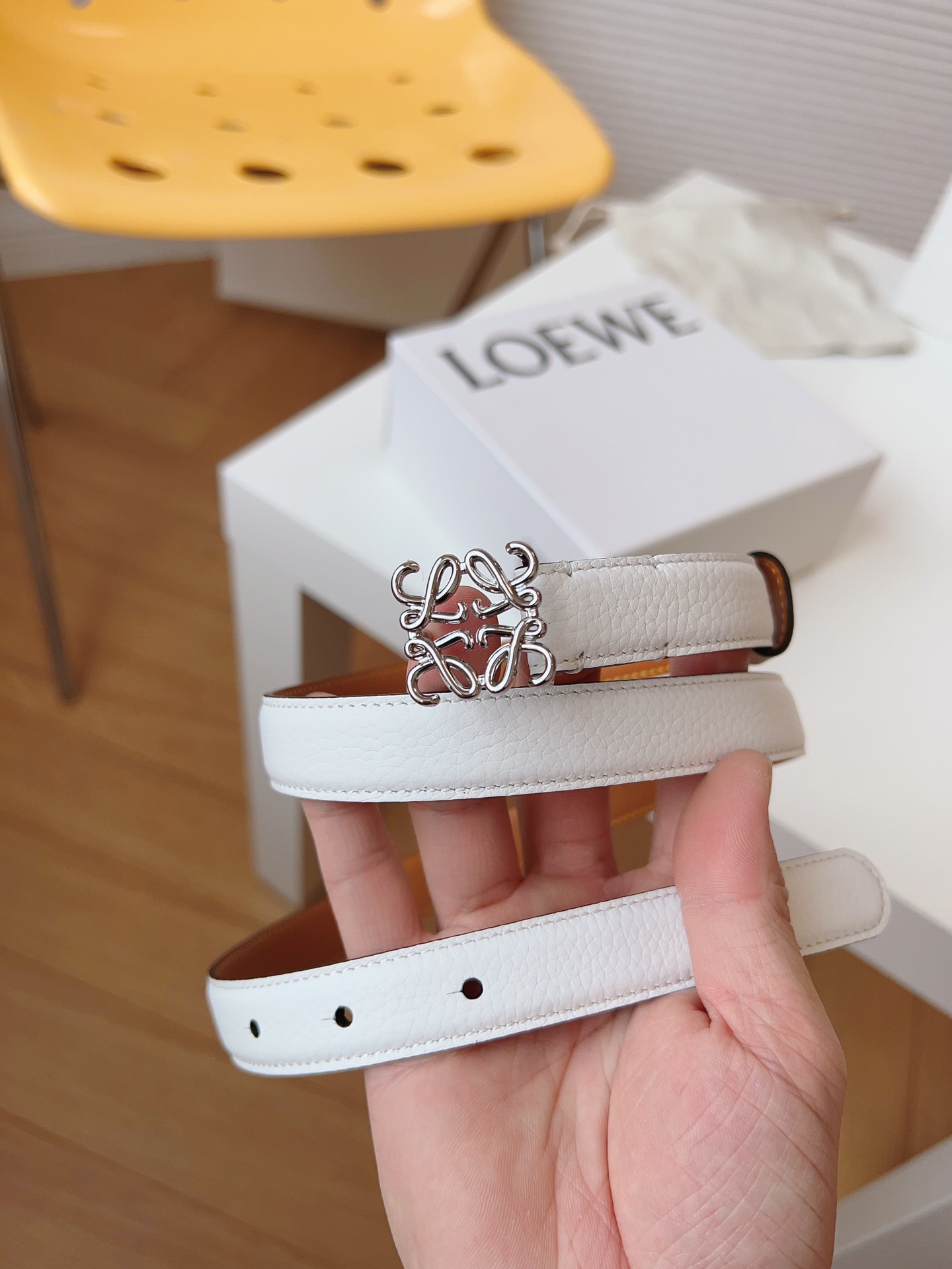 
Loewe 羅意威 經典粒面小牛皮，極簡風格的搭配，腰帶早已不是勒緊褲腰的工具，而是提升衣品，畫龍點睛的飾品；此款腰帶易搭配服飾。皮帶寬度：2.0cm