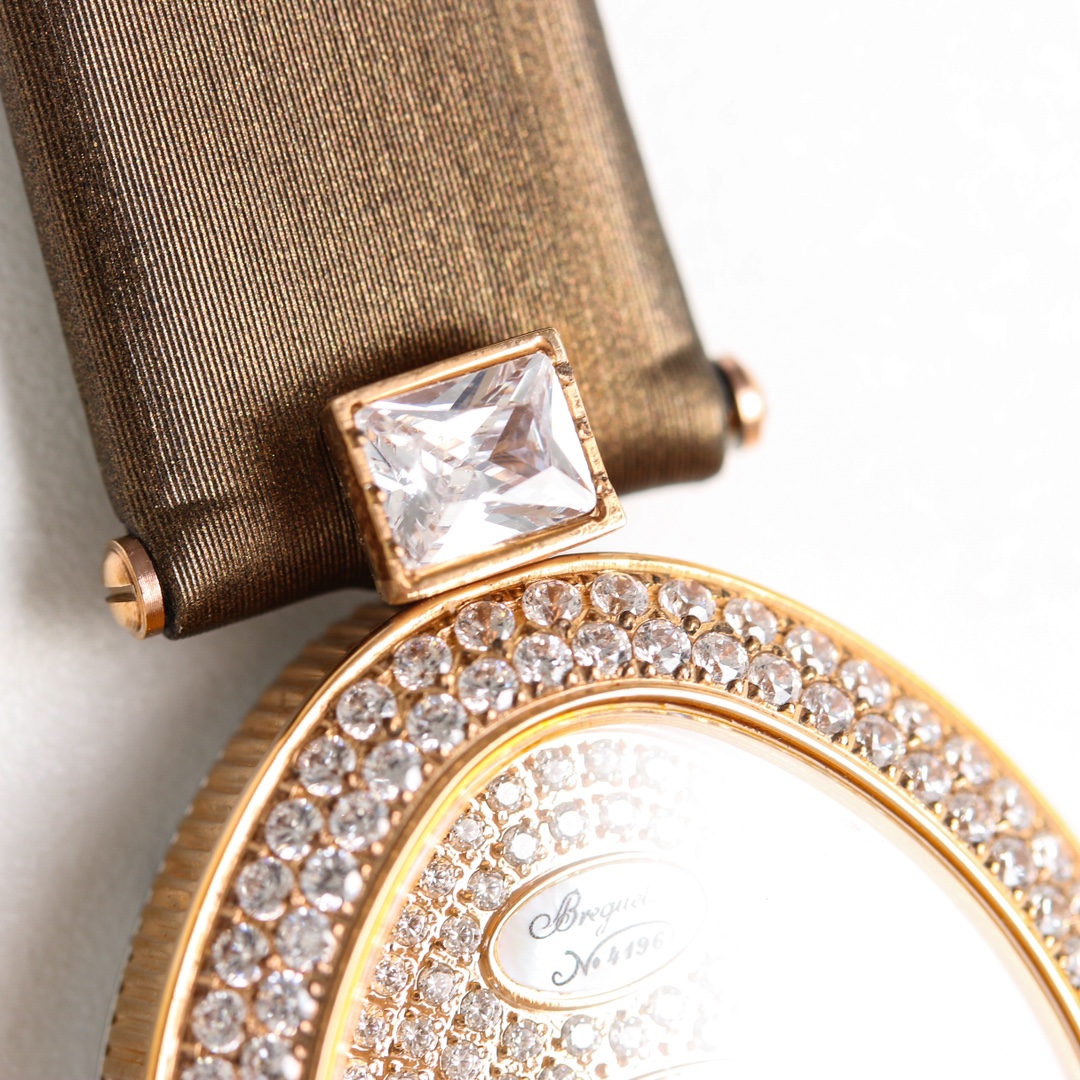 升级版[色]那不勒斯王后系列REINE DE NAPLES[色]高品質女士瑞士石英機芯女表、和機械腕表[色]設計靈感正是來自寶璣大師為那不勒斯王后卡洛琳·繆拉所創制的世界首枚腕表。該系列腕表採用鵝卵形的表殼和機芯，設計獨特，曲線優美，以時尚.優雅的形式表達現代女性的柔美與嫵媚，散髮著濃濃詩意。