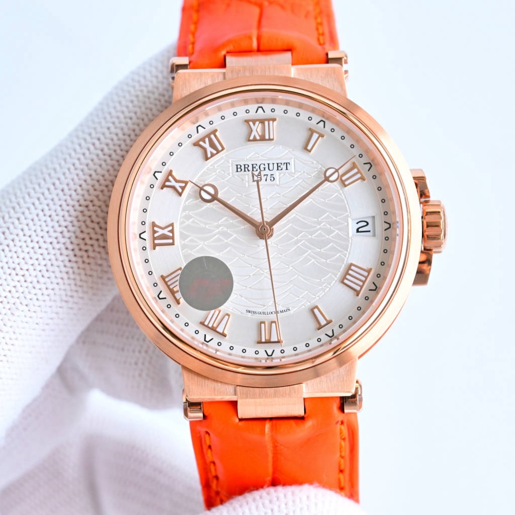 CF新品發佈會，寶璣-Breguet
航海MARINE航海系列5517款腕表，航海天文鐘的起源作品，“時計本是兵家利器”說的就是這款腕表，鐘錶界的巨作。工廠全面抄寫原裝數據，98%還原殼型字面，彰顯原裝優雅硬朗的氣質，原裝同款777A自動機械機芯，鐫刻獨立編號與寶璣先生簽名。直徑40毫米。正反均為藍寶石防刮玻璃，旋入式防水錶冠。實測防水深度100米。搭配飾有太陽放射紋錶盤，配裝進口鰐魚皮錶帶，以零頭的價格給您帶來原裝超值體驗。