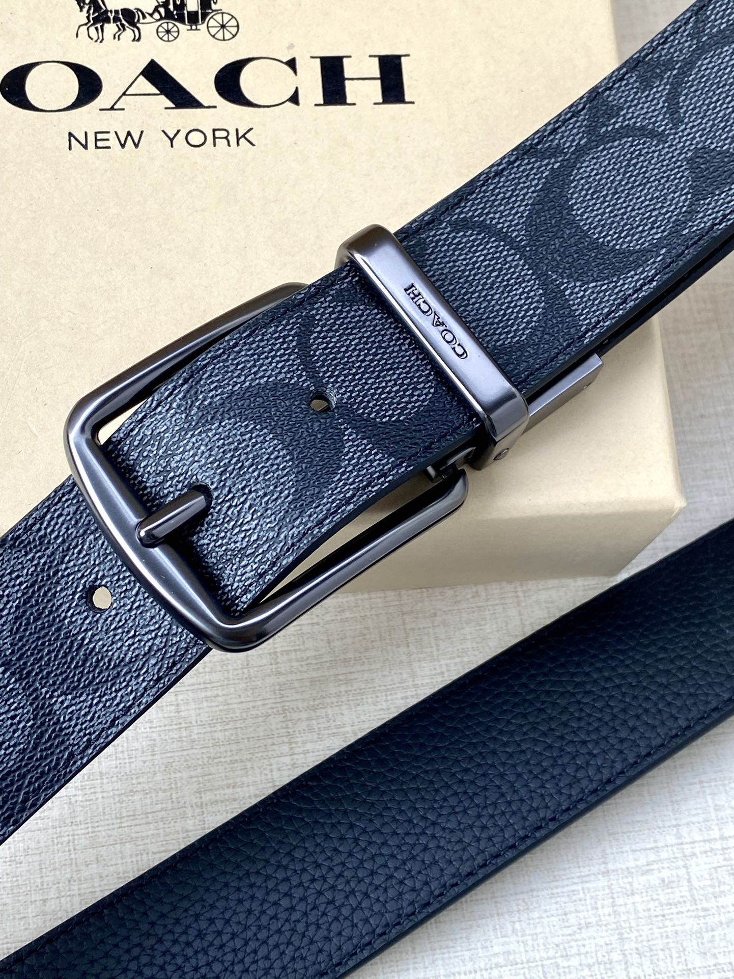 寬度3.8cm COACH 這款雙面腰帶一面為經典標誌帆布材質，另一面為精制皮革材質，配有標誌性扣件，將兩種外形合二為一。通過簡單的說明，可用剪刀剪裁至完美合身度。
標誌印花配頭層牛皮
可裁剪
雙面
38M (寬)