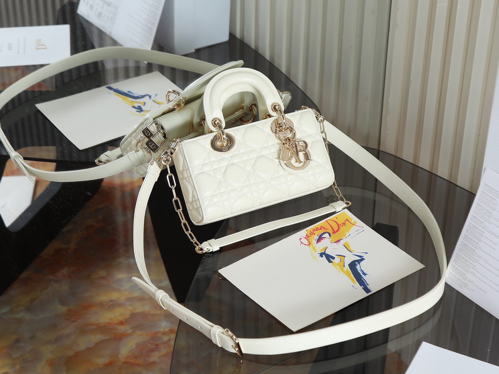 原廠級 白色 迷你尺寸
𝗗𝗶𝗼𝗿 𝗗-𝗝𝗼𝘆 𝗯𝗮𝗴羊皮2025款新款
時尚果然就是輪回，回歸了一把中古戴妃
長方包形，短鏈條➕細長肩帶直接封神！！
復古時髦感超強，真是什麼場合都可以把住
絕對是lady中的天花板了，強勢出圈啦姐妹們
款號：0636
尺寸：19x10.5x5.5cm
