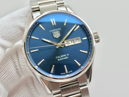 TAG泰格豪雅 卡萊拉系列WAR201A.FC6266 商務休閒款 中英文雙歷腕表 41毫米直徑 搭載2836 自動機械機芯 316L精鋼可配真皮錶帶 原裝折疊扣。