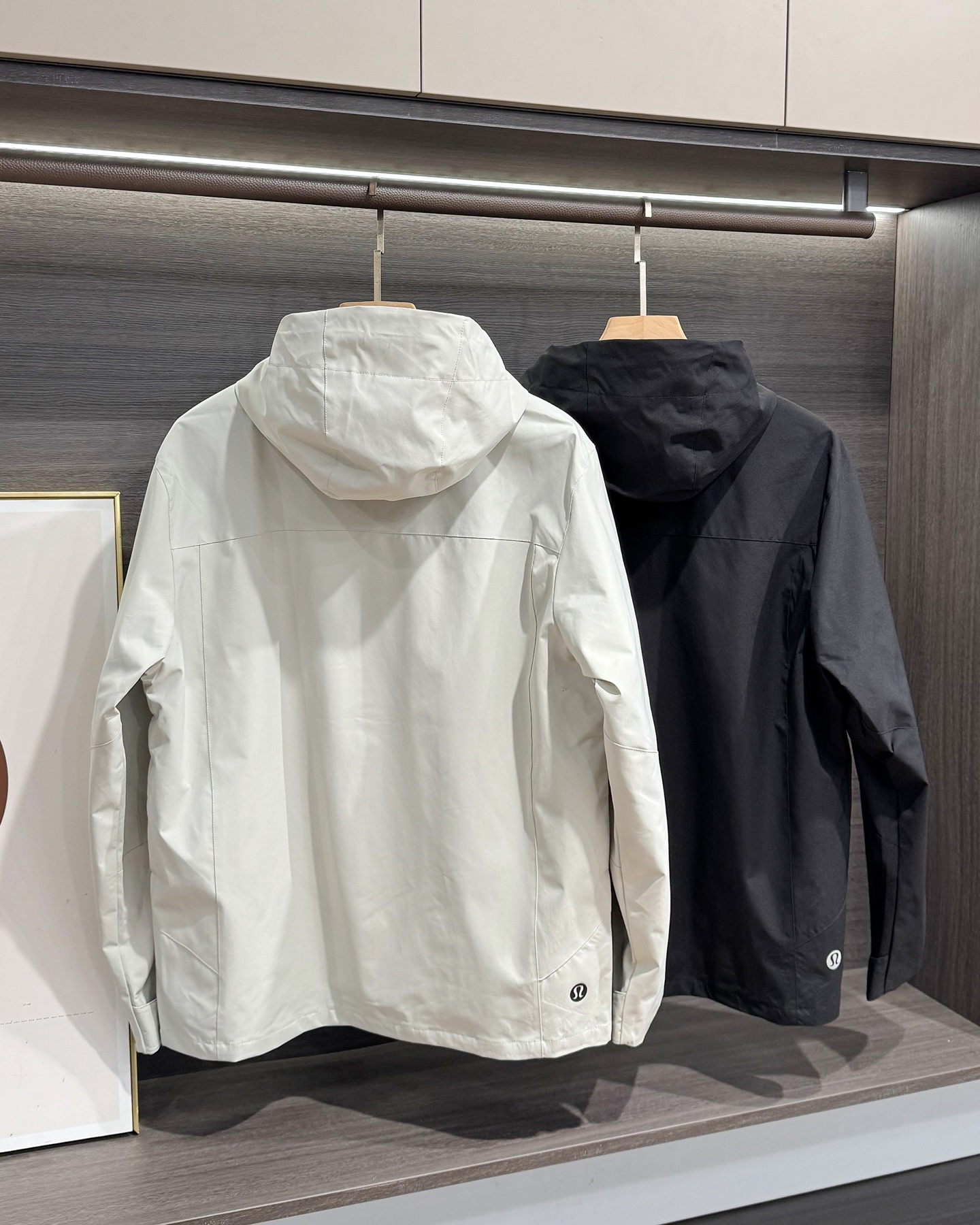 lululemon 機能衝鋒衣 | 雙緯記憶T800面料，戶外通勤全能王！
懂行的都知道，lululemon這件衝鋒衣的面料才是真·黑科技！採用雙緯記憶T800面料，防水4級以上，防風防雨、抗皺透氣、防刮耐磨，立體有型不軟塌，里料更是抗靜電布，應對乾燥天氣或特殊場所都毫無壓力！
- 防護拉滿：防潑拒水+防風鎖暖+透濕排網，暴雨天不漏水，大風天不透涼，運動時還能快速排汗，戶外徒步、通勤驟雨都能穩穩hold住。
- 細節質感：可調節抽繩連帽+隱形拉鍊口袋，胸口lululemon Logo+下擺壓印