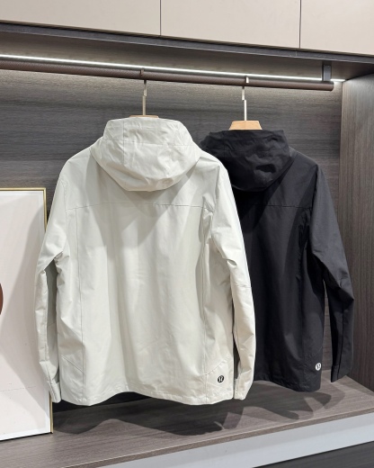 lululemon 機能衝鋒衣 | 雙緯記憶T800面料，戶外通勤全能王！
懂行的都知道，lululemon這件衝鋒衣的面料才是真·黑科技！採用雙緯記憶T800面料，防水4級以上，防風防雨、抗皺透氣、防刮耐磨，立體有型不軟塌，里料更是抗靜電布，應對乾燥天氣或特殊場所都毫無壓力！
- 防護拉滿：防潑拒水+防風鎖暖+透濕排網，暴雨天不漏水，大風天不透涼，運動時還能快速排汗，戶外徒步、通勤驟雨都能穩穩hold住。
- 細節質感：可調節抽繩連帽+隱形拉鍊口袋，胸口lululemon Logo+下擺壓印