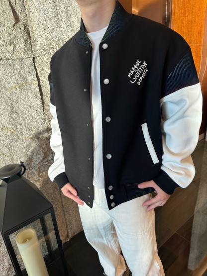 🔝LOUIS VUITTON LV 黑白拼皮棒球服夾克外套
原版22000購入開發，圓啊阿姨布料採用加厚550g賽爾棉潮牌衛衣料，進口精梳棉雙股珠地面料，彩色漸變螺紋，進口機精密刺繡，多重面料復合，原版定制輔料。定做珍珠紐扣，寬松版型，男女同款
B Size：S-L
