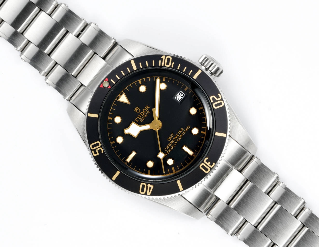 帝舵 TUDOR   碧灣系列對於帝舵來說，無疑是一個龐大的產品線，在今年推出了一隻全新的單色碧灣，以絕對的實力被認為是勞力士無歷黑水鬼的平替！今年推出的這只全新單色碧灣，也迎來了碧灣第三次制表科技和煥新美學風格上的革新。
1.新款碧灣迎來新的改革，升級夜光珠，而正品同步凹入式，搭配的是圓拱形藍寶石表鏡，更顯復古感📸 
2.腕表採用不鏽鋼材質打造表殼，經過精細的磨光與磨砂處理，呈現出獨特的質感和光澤度。同勞力士水鬼一樣，表殼採用41毫米尺寸，也是沿襲了“原版”碧灣的直徑，既適合日常佩戴，又能展現出