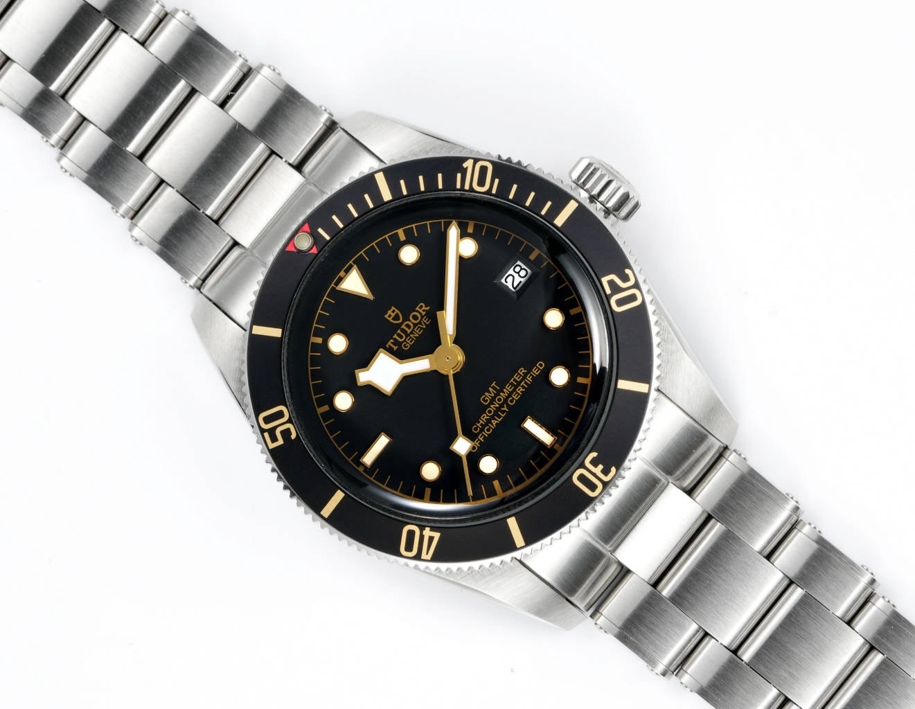 帝舵 TUDOR   碧灣系列對於帝舵來說，無疑是一個龐大的產品線，在今年推出了一隻全新的單色碧灣，以絕對的實力被認為是勞力士無歷黑水鬼的平替！今年推出的這只全新單色碧灣，也迎來了碧灣第三次制表科技和煥新美學風格上的革新。
1.新款碧灣迎來新的改革，升級夜光珠，而正品同步凹入式，搭配的是圓拱形藍寶石表鏡，更顯復古感📸 
2.腕表採用不鏽鋼材質打造表殼，經過精細的磨光與磨砂處理，呈現出獨特的質感和光澤度。同勞力士水鬼一樣，表殼採用41毫米尺寸，也是沿襲了“原版”碧灣的直徑，既適合日常佩戴，又能展現出