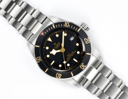 帝舵 TUDOR   碧灣系列對於帝舵來說，無疑是一個龐大的產品線，在今年推出了一隻全新的單色碧灣，以絕對的實力被認為是勞力士無歷黑水鬼的平替！今年推出的這只全新單色碧灣，也迎來了碧灣第三次制表科技和煥新美學風格上的革新。
1.新款碧灣迎來新的改革，升級夜光珠，而正品同步凹入式，搭配的是圓拱形藍寶石表鏡，更顯復古感📸 
2.腕表採用不鏽鋼材質打造表殼，經過精細的磨光與磨砂處理，呈現出獨特的質感和光澤度。同勞力士水鬼一樣，表殼採用41毫米尺寸，也是沿襲了“原版”碧灣的直徑，既適合日常佩戴，又能展現出