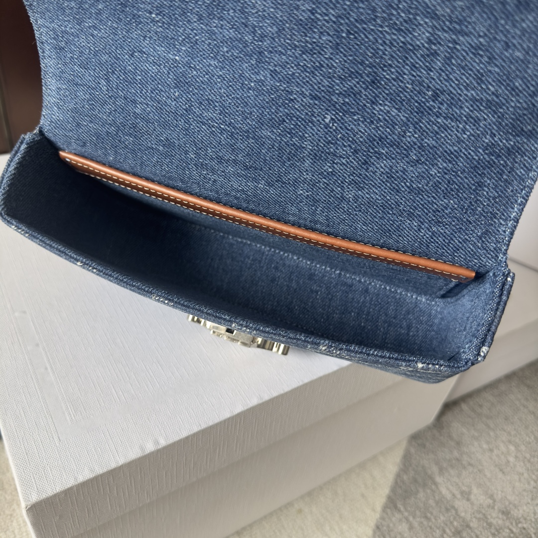 CELIN-E 全新系列｜TRIOMPHE小號牛仔織物鏈條肩背包
全新限定牛仔TRIOMPHE 鏈條肩背包 💙 24全新推出牛仔系列鏈條腋下包～牛仔織物+凱旋門印花圖案～搭配銀色凱旋門金屬鎖扣超有質感 小巧精緻的包型 日常百搭各種風格不會突兀  高級感滿分～酷girl必入的一隻腋下包👏
牛仔織物，肩背，搭配TRIOMPHE 銀色全鋼金屬質感鎖扣，銀色鏈條
尺寸：20.5 X 10.5 X 4釐米
編號：197992