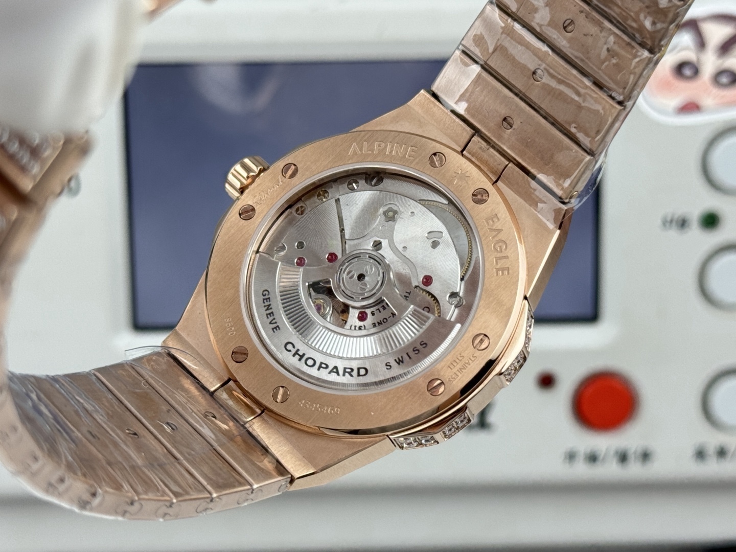 Factory 獨家力作👍
蕭邦AlpineEagle雪山傲翼系列
🌈彩T鑽🌟變色龍🦎滿天星✨限量款及隱藏款首推
如炬目光，比擬暗夜星芒⛰️於山川湖海間🌊洞見紳士願景與磅礡未來👔
尺寸：原裝一致41mmX9.7mm
機芯：9015改Chopard 01.01-c
錶鏈：獨家原版開模金磚型鏈節一體式錶鏈
岩石紋錶盤，鍍銠羅馬數字，時針及分針時標均覆以Super-LumiNova® X1級螢光塗層
致獻當代“雄鷹”，志存高遠之人在日常生活中超邁群倫，其視野啓迪人心、昇華情志。憑借遠見和決心，