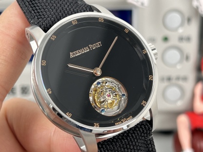 
新款愛彼真陀飛輪CODE11.59系列26396男士腕表！完美與個性的體驗！
1⃣️直徑42MM！表面玻璃採用水晶藍寶石玻璃。
2⃣️搭載Cal.2950全自動陀飛輪機芯，動力儲存60小時！
3⃣️錶帶採用進口意大利小牛皮以及帆布皮帶可選！
3⃣️表殼採用316L精鋼材質，整殼CNC高精准處理，密度與原裝吻合！          
4⃣️表面採用砂金石琺瑯錶盤
整體按照原裝顏色完美呈現！
5⃣️殼套分圈口.殼.底蓋三件套，整體角度完美體現拉絲工藝，品質與美的融合！