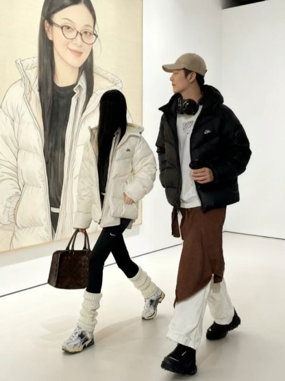 Nike/耐克Windrunner風行者2025經典款新款輕薄連帽羽絨服外套夾克
原版復刻 頂級品質  專櫃尺碼 零下十幾度無壓力 極地防寒防風防水防雪！超級蓬松度 休閒運動 街頭時尚潮流休閒運動連帽保暖短款羽絨服 鎖絨效果好 不拽絨 品質看得見 蓬松度爆表 能在衣物內形成大量空氣隔熱層 輕鬆抵御零下20°C的嚴寒 哪怕極寒天氣也能牢牢鎖住體溫 讓你在冰天雪地中也能溫暖如春 高含絨量帶來極致輕盈的穿著體驗 告別傳統羽絨服的臃腫感 活動自如 溫暖卻不笨重 
L SIZE:S-2XL