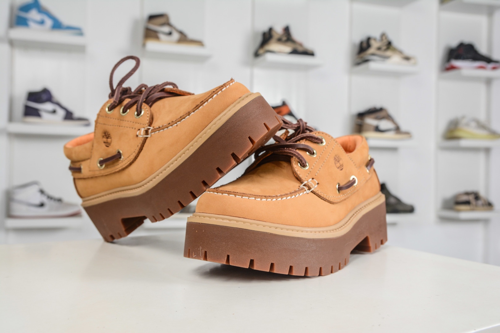 Timberland添柏嵐 Stone Street 舒適百搭 休閒單鞋 穿著舒適 防滑 可戶外城市多用途穿著 無懼任何複雜地形 設計感十足 時尚拼色百搭款 
貨號: TB 01006 713
尺碼：35 36 37 38 39 40 41 42