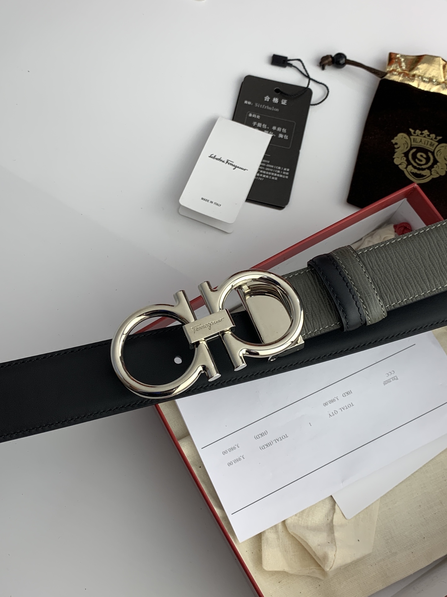 〖F家〗這款皮帶採用雙面小牛皮，搭配純銅八字扣，打造高雅考究的造型。寬3.5cm，長度可調節，達到量身定制般的修身效果。