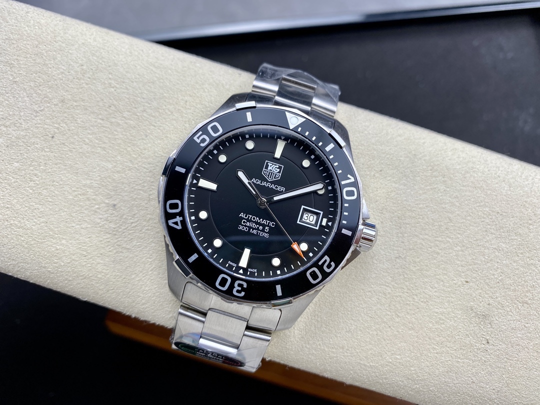 TAR年末巨獻——超級泰格豪雅系列腕表，正裝休閒兩不誤、小眾而不平庸、穩重而不失靈動，通勤的最佳首選腕表。全系均採用原裝數據打造、配件可以和原廠互換，頂級打磨 超強夜光 防水性能高達100米，超原單品質 誠意滿滿 並搭載原裝sw200機芯，歡迎品鑒！