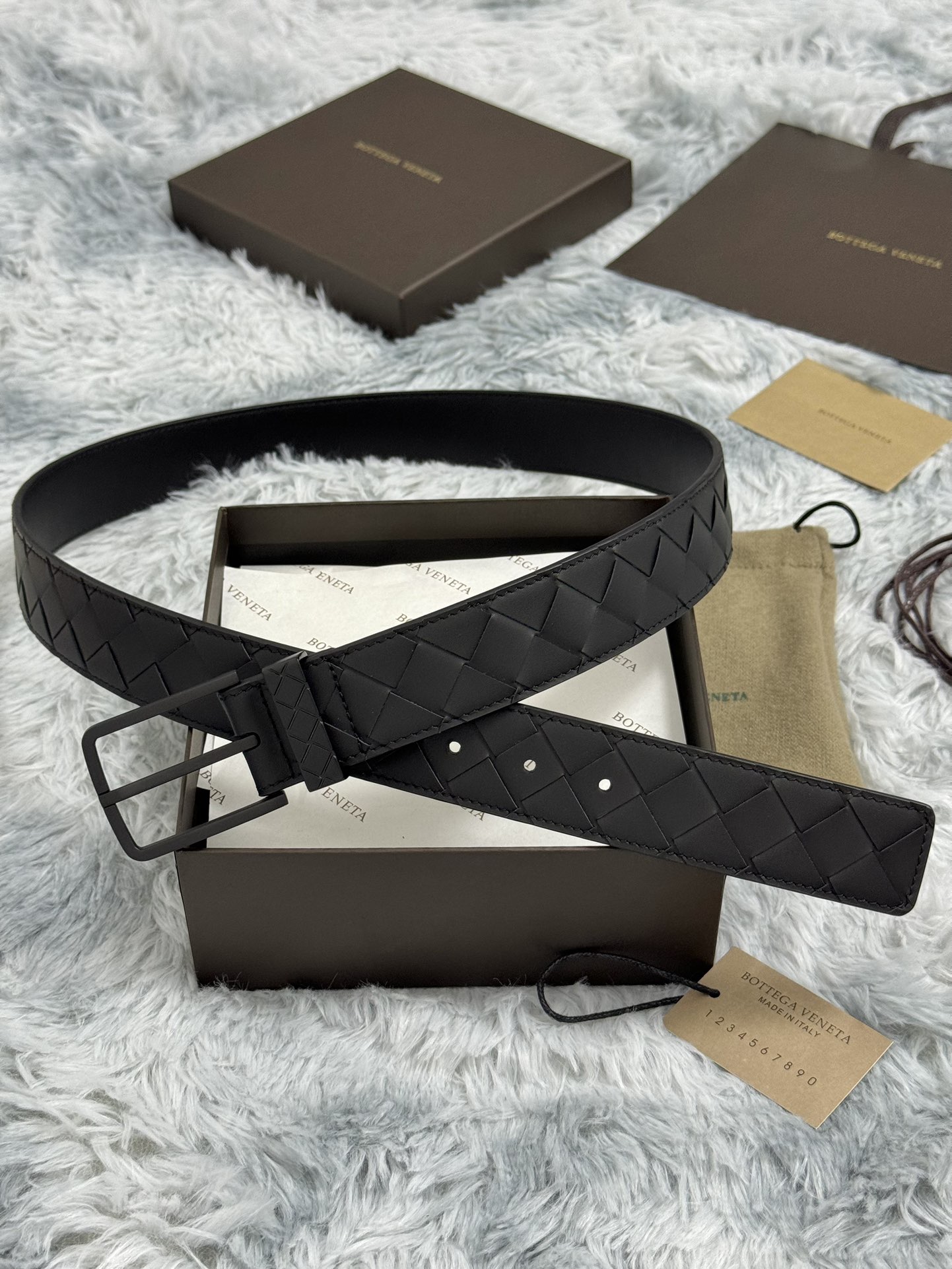 BOTTEGA VENETA   3.5cm   
手工編織牛皮經典之作
每個細節都體現出至高的品味和格調
整體造型增添優雅韻味  
低調奢華的典範
優雅迷人氣息
精緻的手工藝製作。