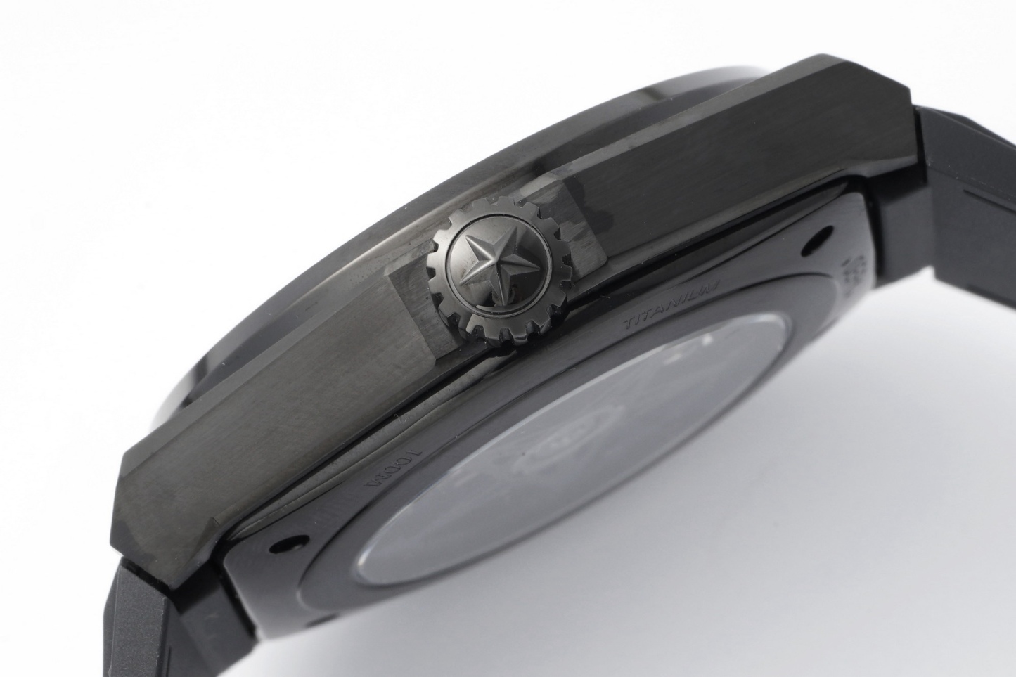 LF真力時DEFY系列全新升級版，殼身 頭粒 機芯 表扣等均做了升級調整。一款根據路虎標誌性花輪轂設計而成的高顏值鏤空腕表。

原裝開模鑄造，極致還原表殼的每一處細節打磨倒角，盡顯原裝菱角分明、堅毅果敢的陽剛氣質。完美的41mm表經，適配大眾男性手寸，正裝休閒兩不誤。根據汽車輪轂設計而成的五角星錶盤，未來概念感十足。同步官網新款五角星折疊扣，搭載定製版Cal.670sk全自動機械機芯，鏤空日曆的大小與位置、機芯夾板、齒輪、五角星陀皆按原版機芯數據拆解鍛造而成。

LF臻品 陳奕迅Eason同款，時尚前衛、